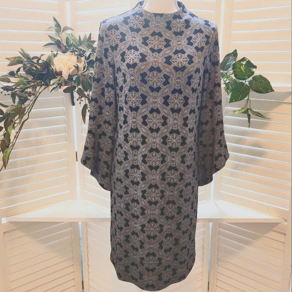 CHICOS GEOMETRIC BLACK & WHITE LINED BELL SLEEVE DRESS SIZE  0(SMALL)